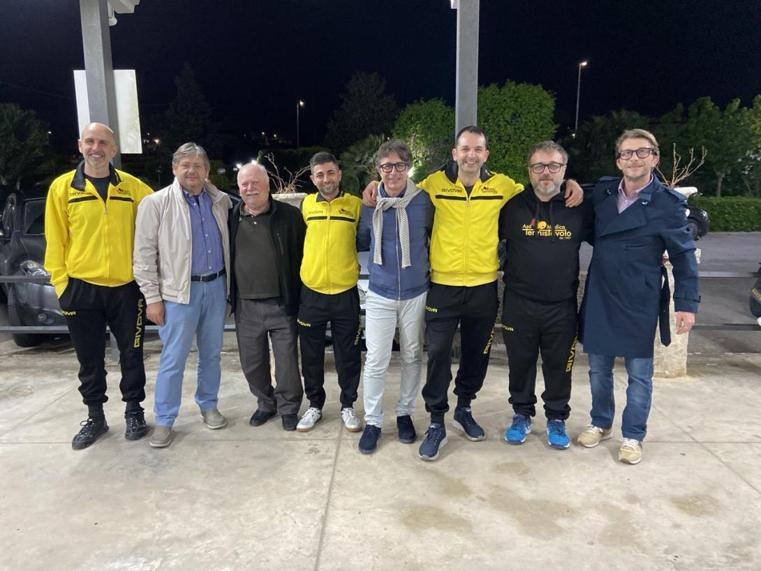 La squadra di C2 della TTModica con il direttivo e il presidente giallonero
